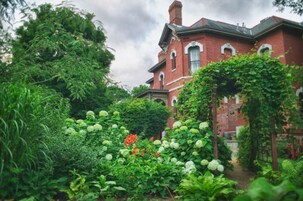 Bañera con ducha, secador de pelo, toallas, jabón