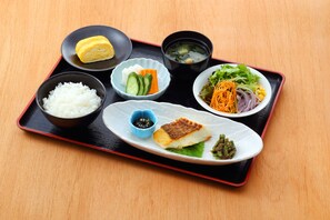 每日供應當地菜式早餐 (每人 JPY1300)