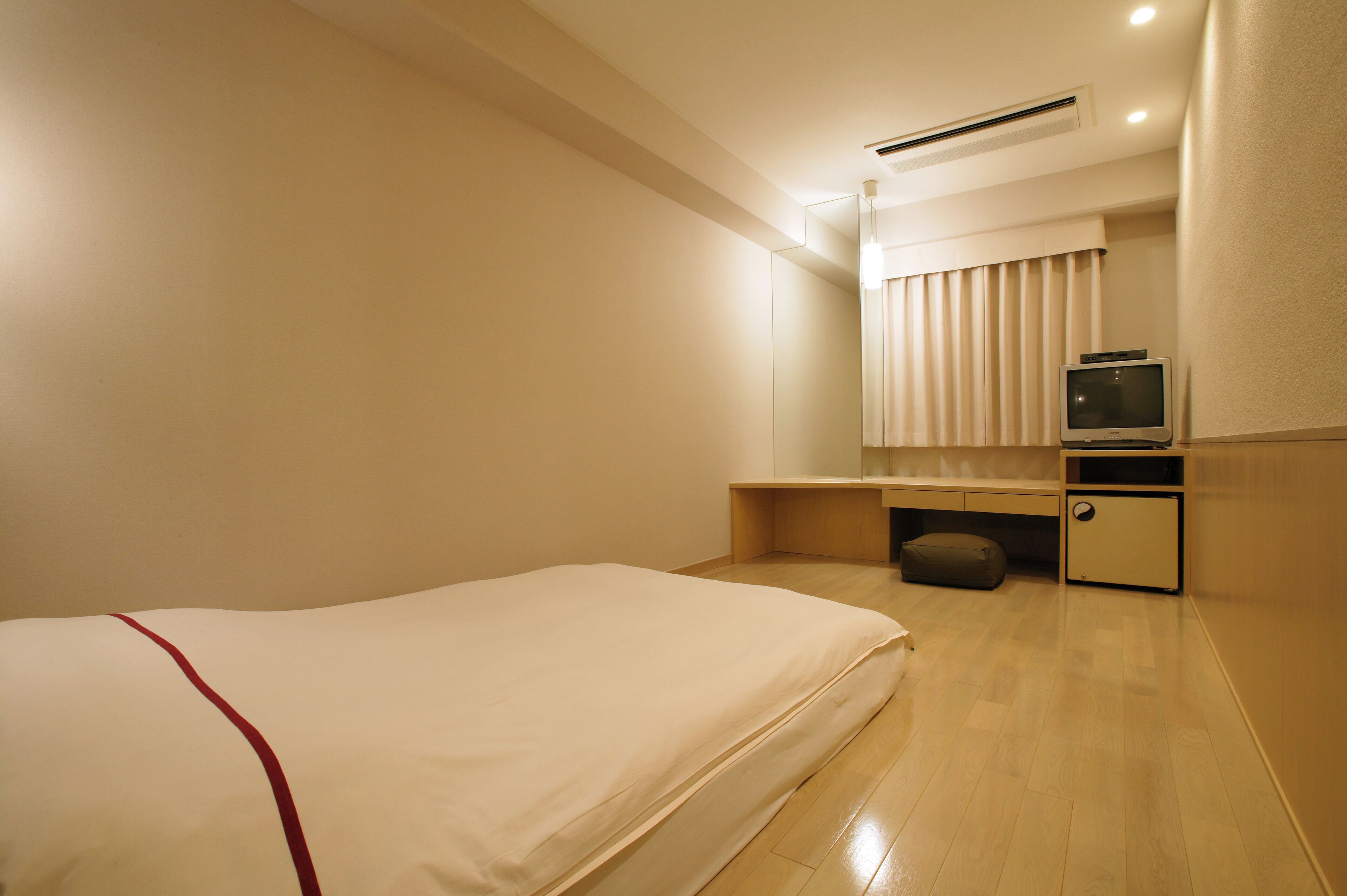 Cubrecamas, decoración personalizada, muebles diferentes y escritorio 