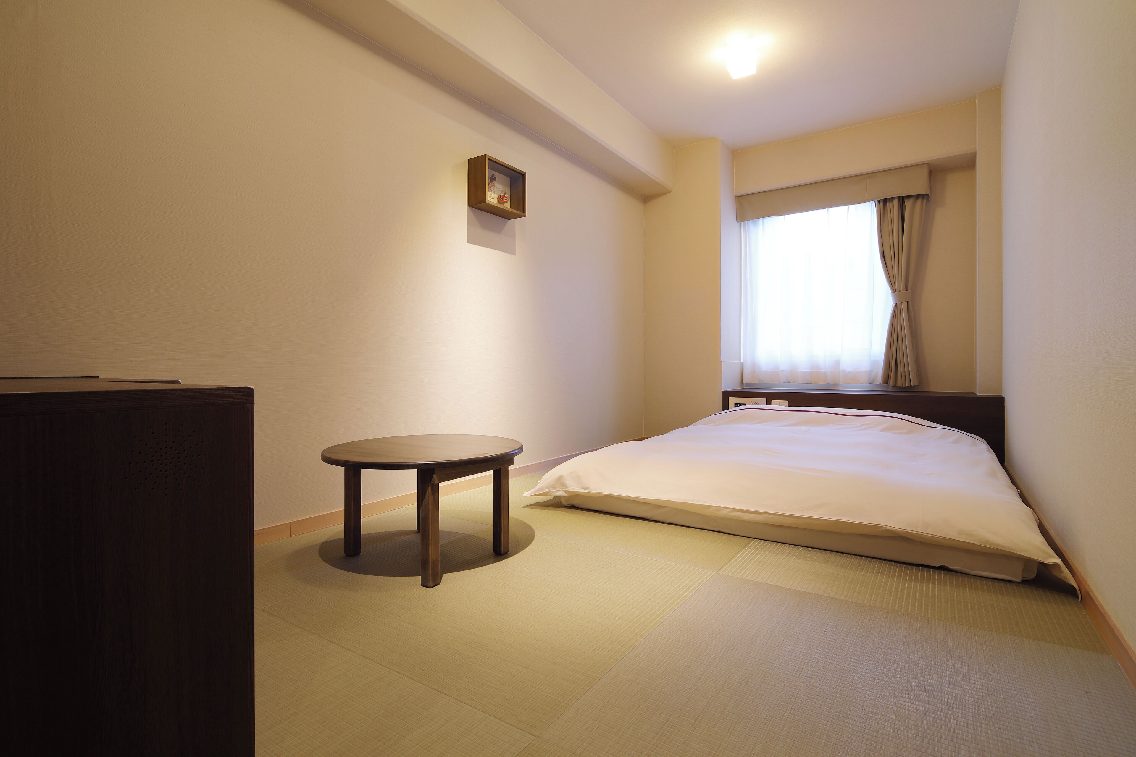 Cubrecamas, decoración personalizada, muebles diferentes y escritorio 