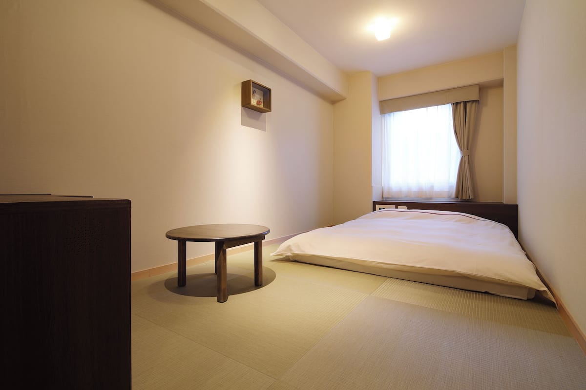 Cubrecamas, decoración personalizada, muebles diferentes y escritorio