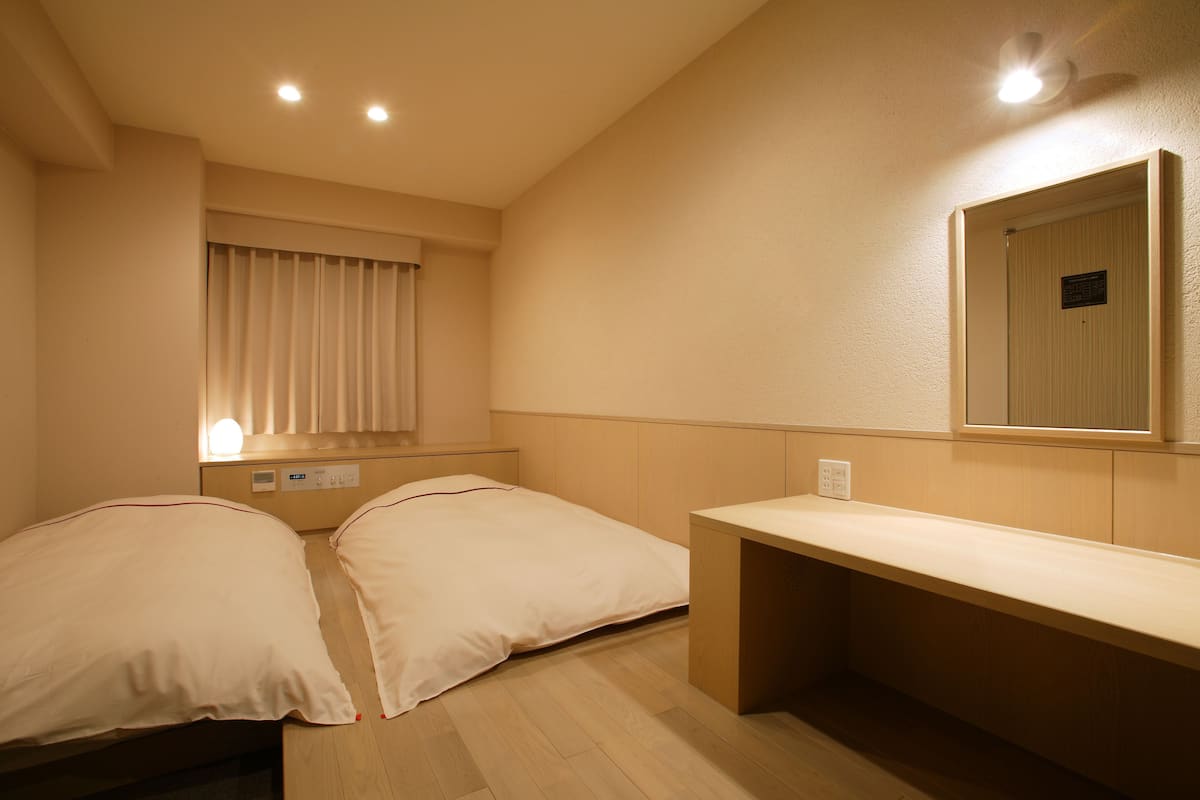 Twin kamer, roken (2 Japanese Futons) | Donzen dekbedden, individueel gedecoreerd, individueel gemeubileerd