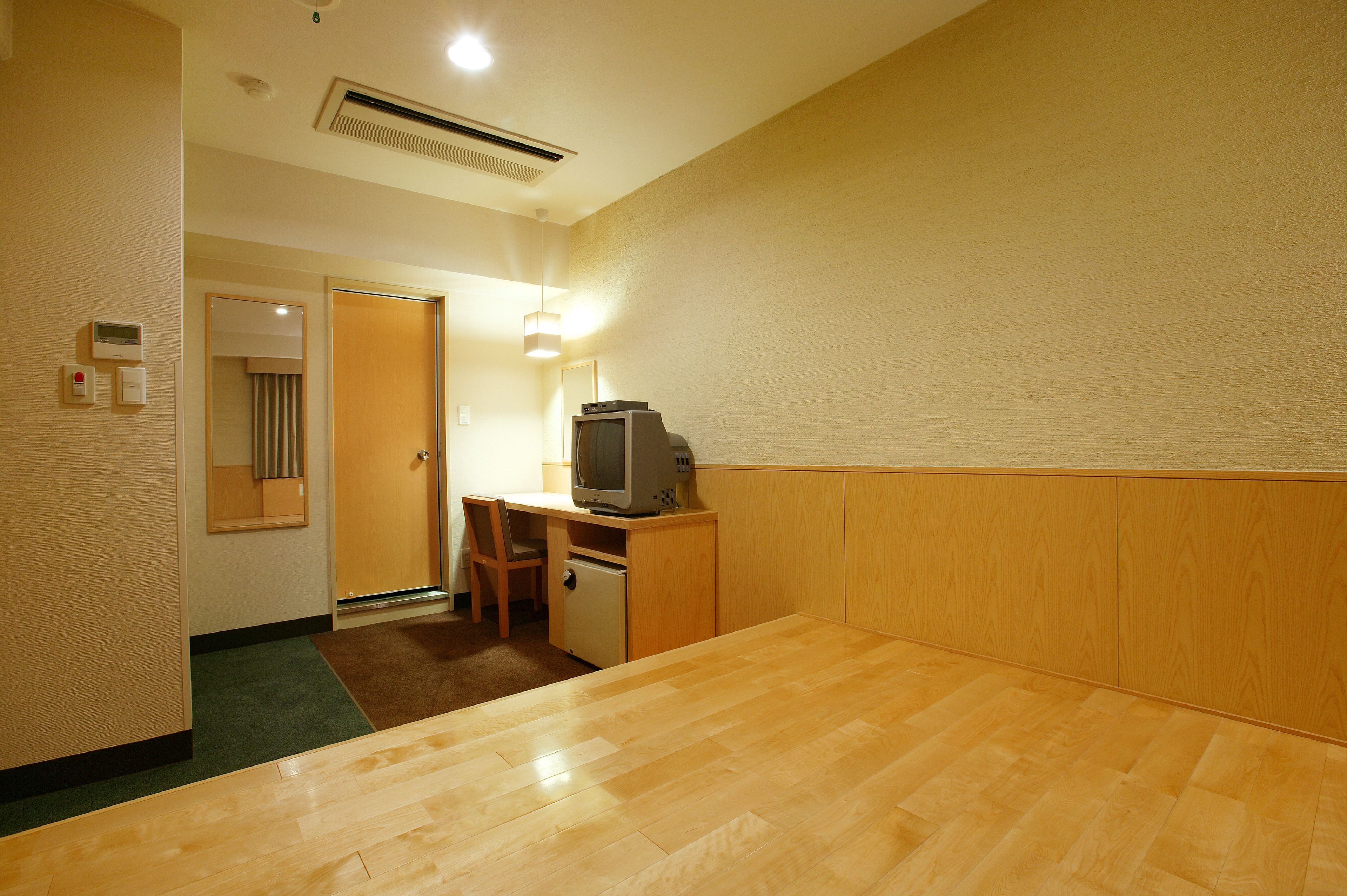 twin room, non smoking (2 japanese futons) | down duvets, individually decorated, individually furnished, desk