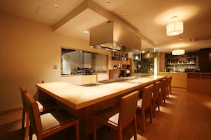 Breakfast, lunch and dinner served