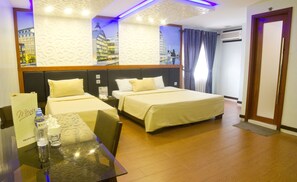 ユーロ スイート 2 | セーフティボックス (室内)、デスク、遮光カーテン、アイロン / アイロン台