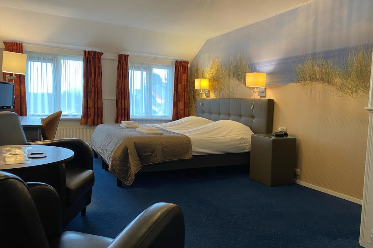 hypo-allergenic bedding, select comfort beds, in-room safe, desk