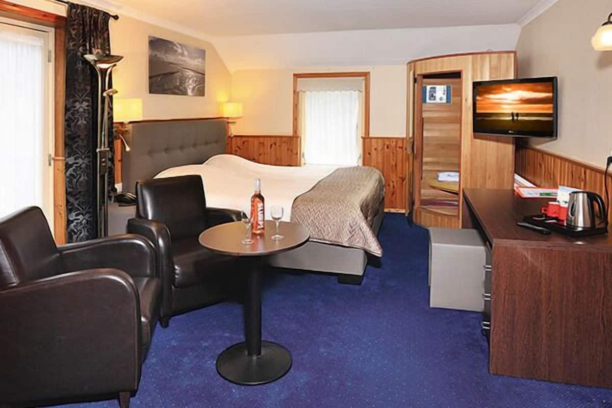 Double Room with Balcony Infrared sauna, bubblebath | Hypo-allergenic bedding, Select Comfort beds, in-room safe, desk