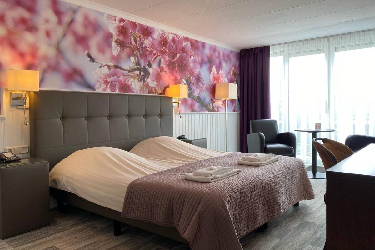 hypo-allergenic bedding, select comfort beds, in-room safe, desk