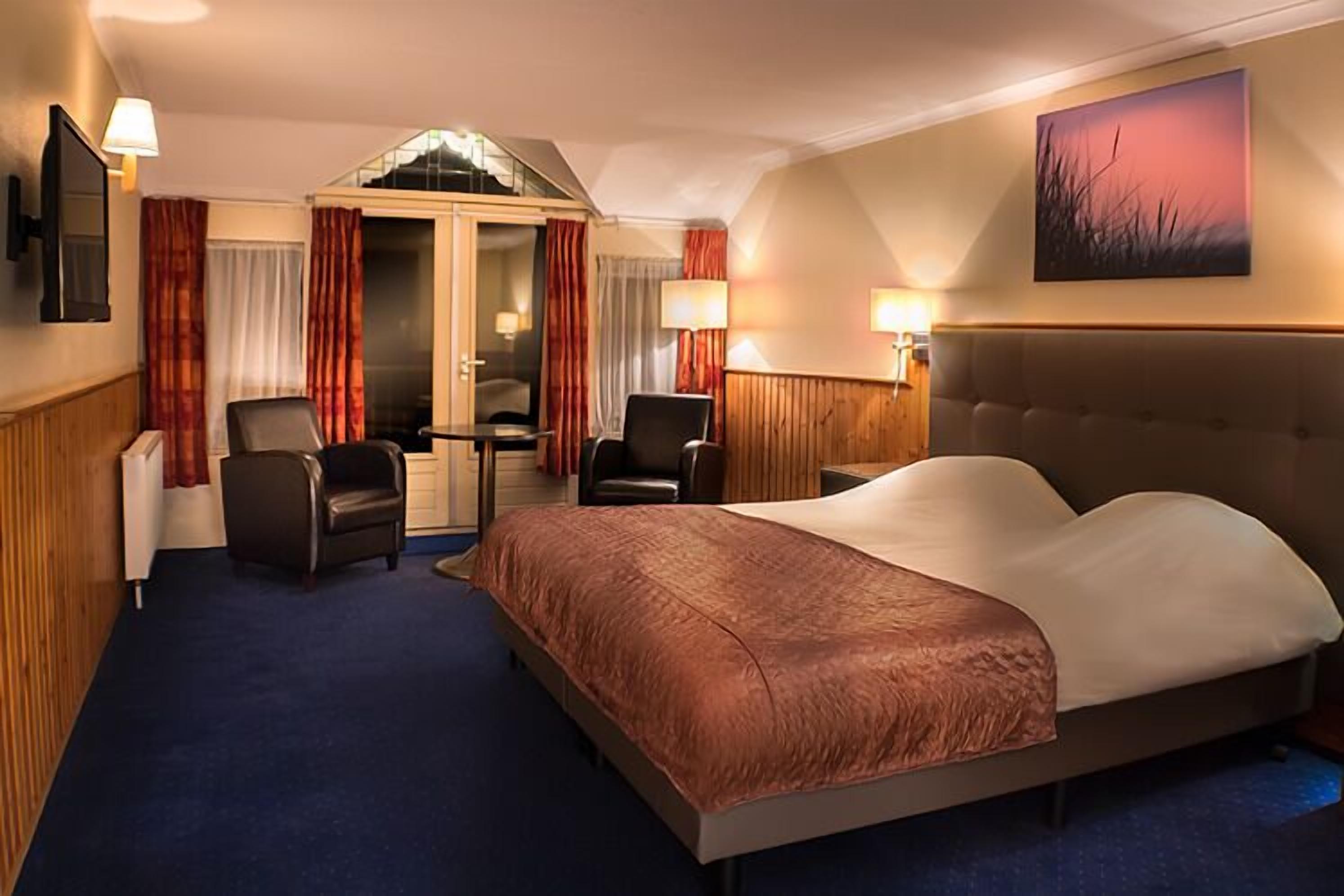 Hypo-allergenic bedding, Select Comfort beds, in-room safe, desk