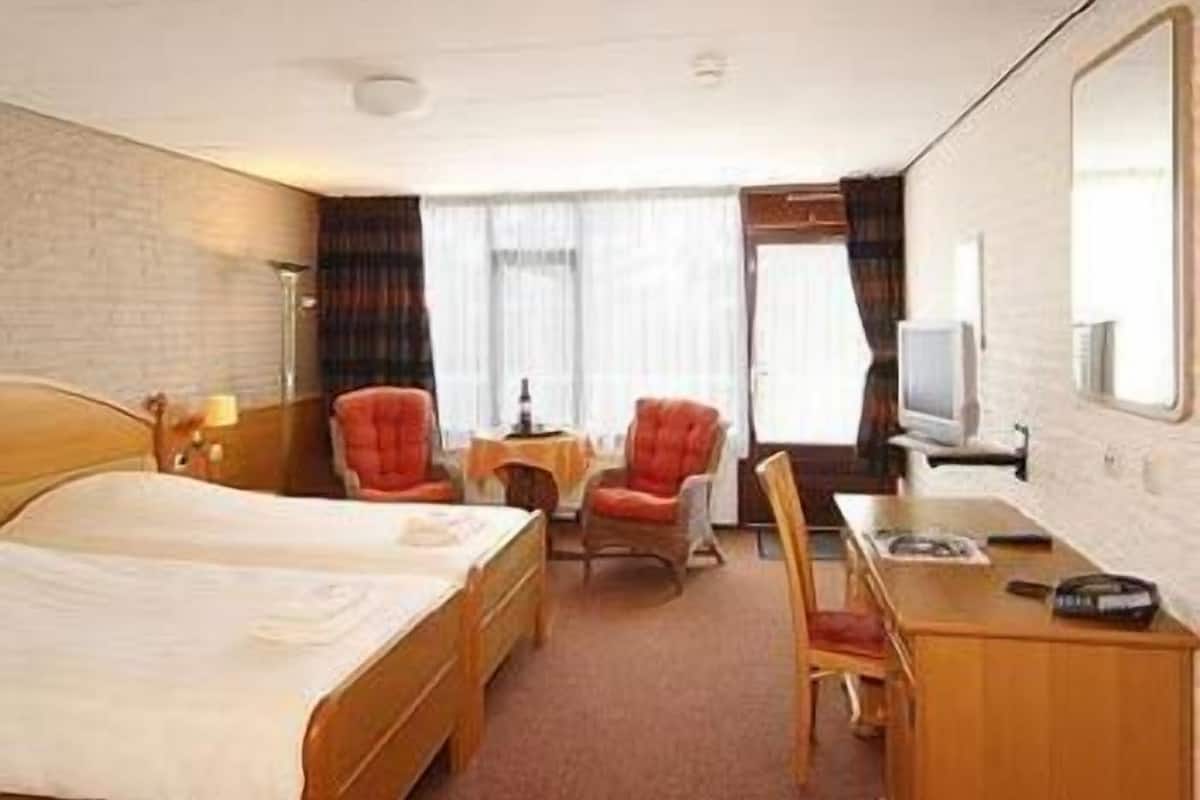 Standard Room | Hypo-allergenic bedding, Select Comfort beds, in-room safe, desk
