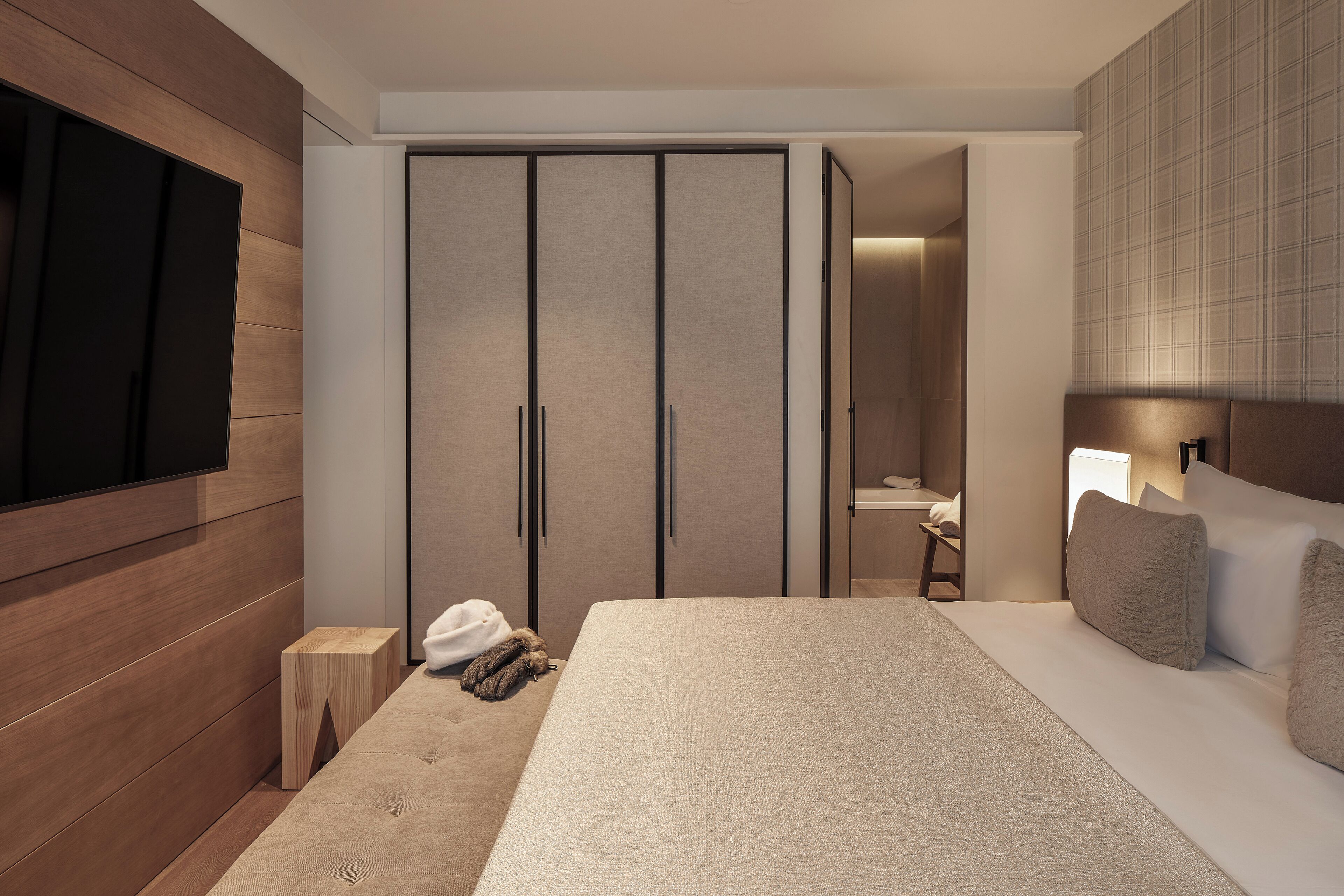 Minibar, free WiFi, bed sheets