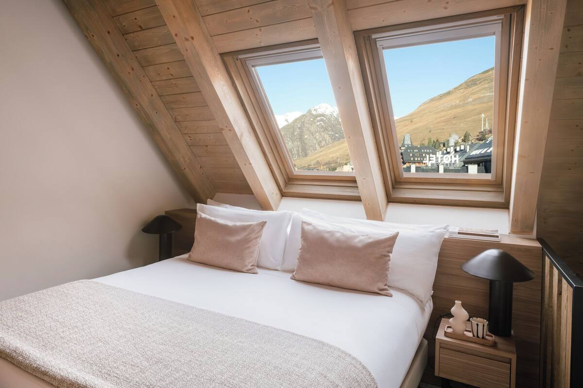 Deluxe Room (Duplex | 2 adults + 2 children) | Minibar, WiFi (free), bed sheets