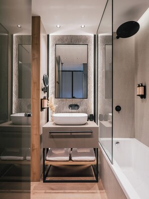 Rom – deluxe (Duplex | 2 adults + 2 children) | Bad | Toalettartikler (inkludert), tøfler og håndklær