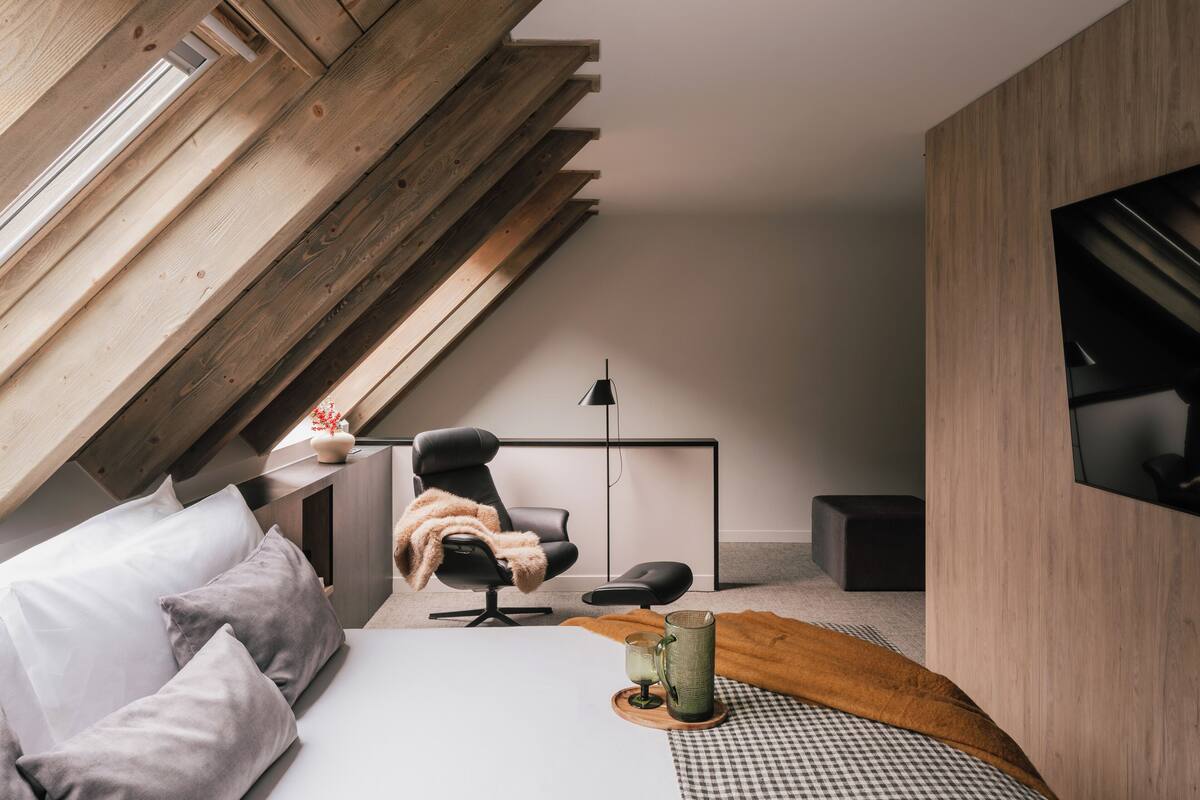 Minibar, WiFi (free), bed sheets