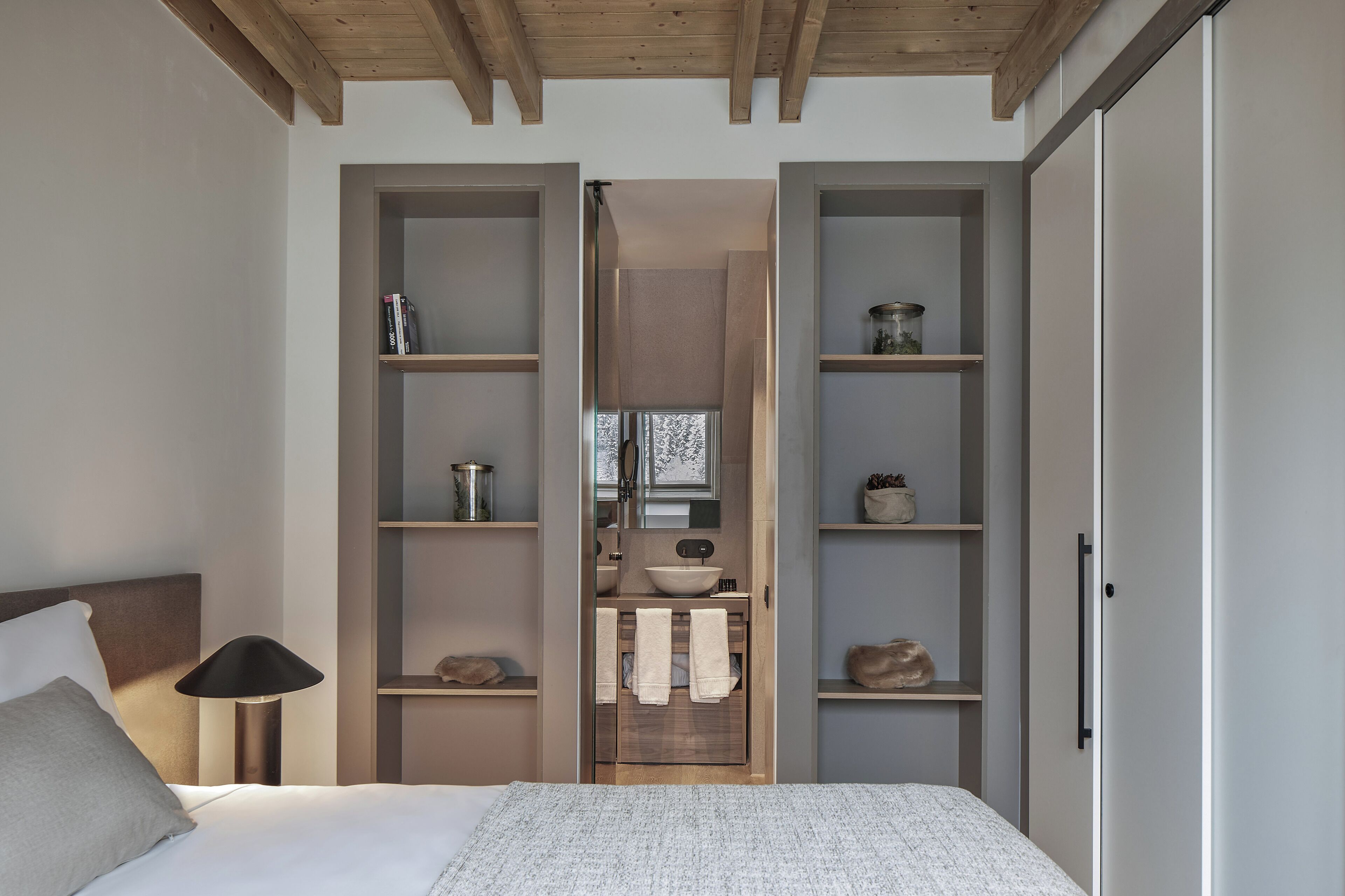 Een minibar, gratis wifi, beddengoed