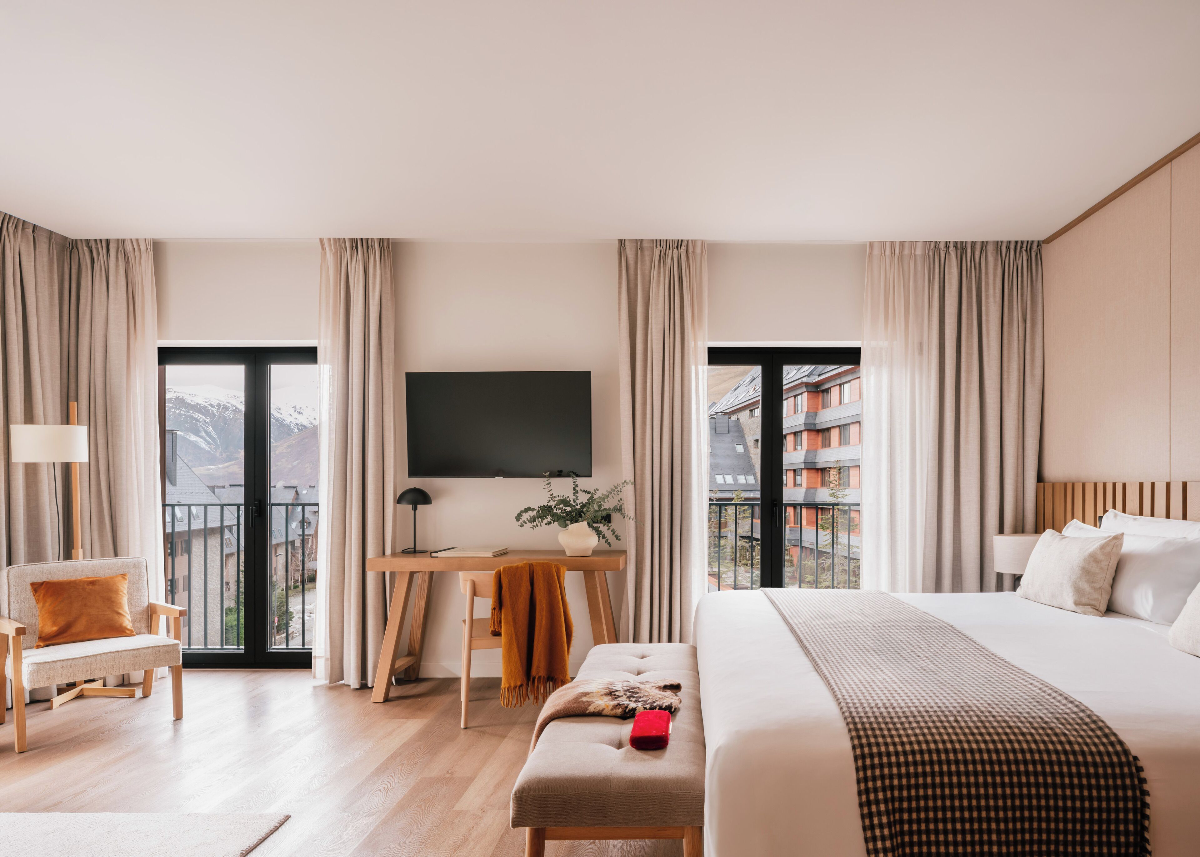 Minibar, free WiFi, bed sheets