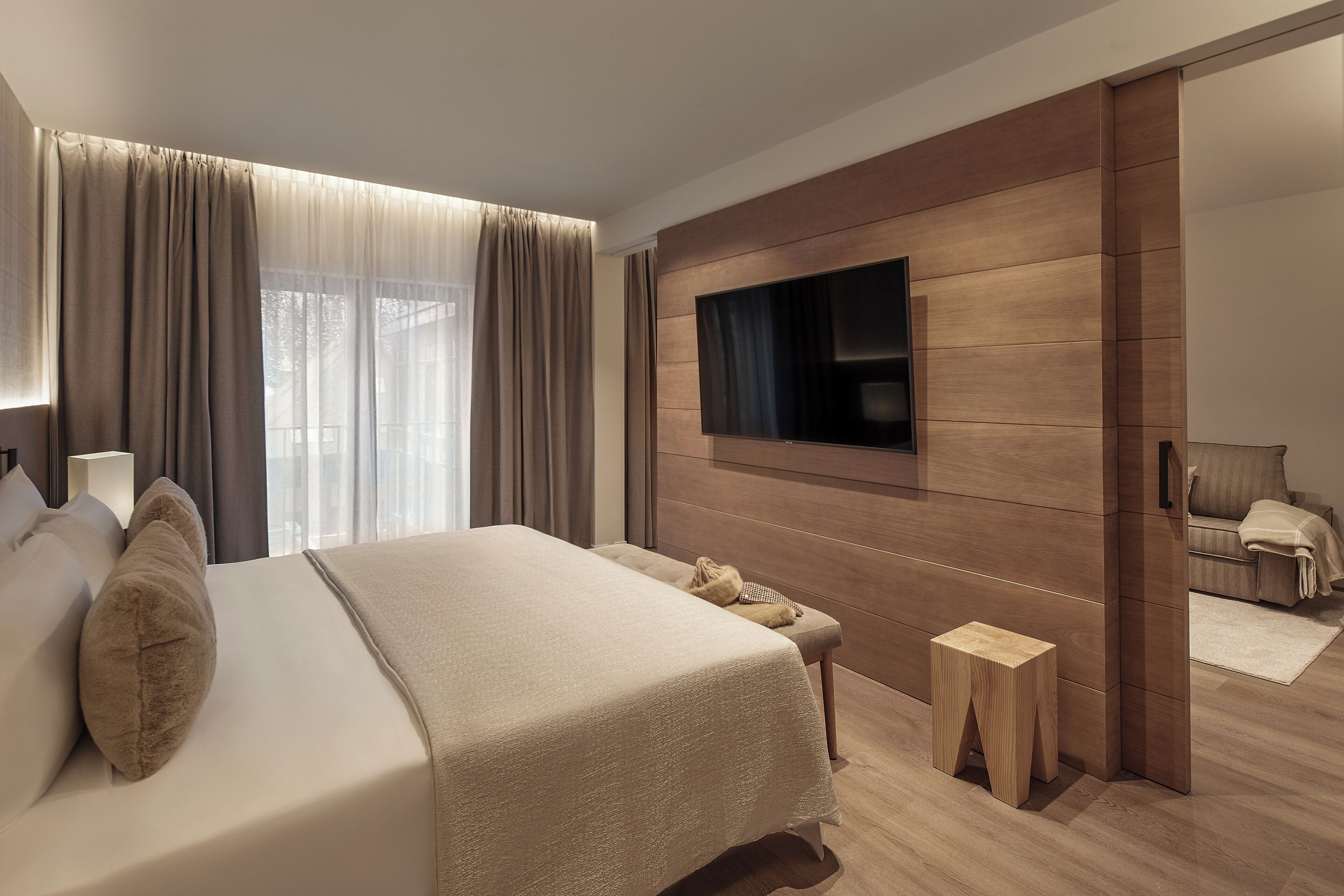 Minibar, free WiFi, bed sheets