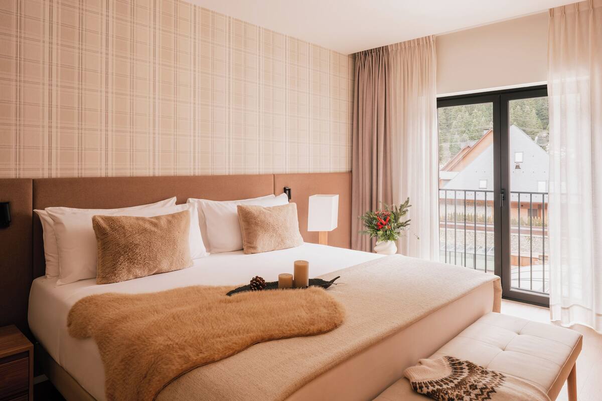 Minibar, WiFi (free), bed sheets