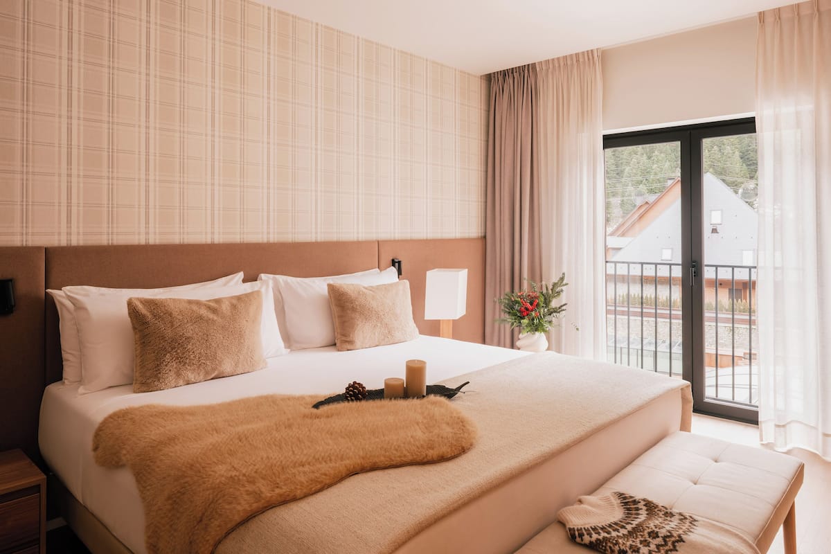 Minibar, free WiFi, bed sheets