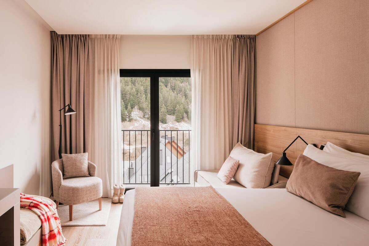 Minibar, WiFi (free), bed sheets
