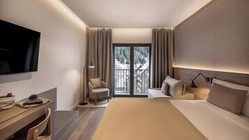 Minibar, free WiFi, bed sheets