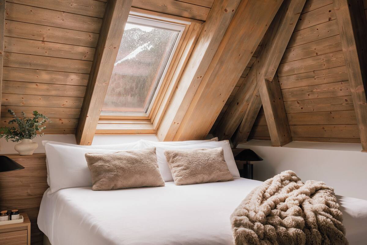 Minibar, WiFi (free), bed sheets