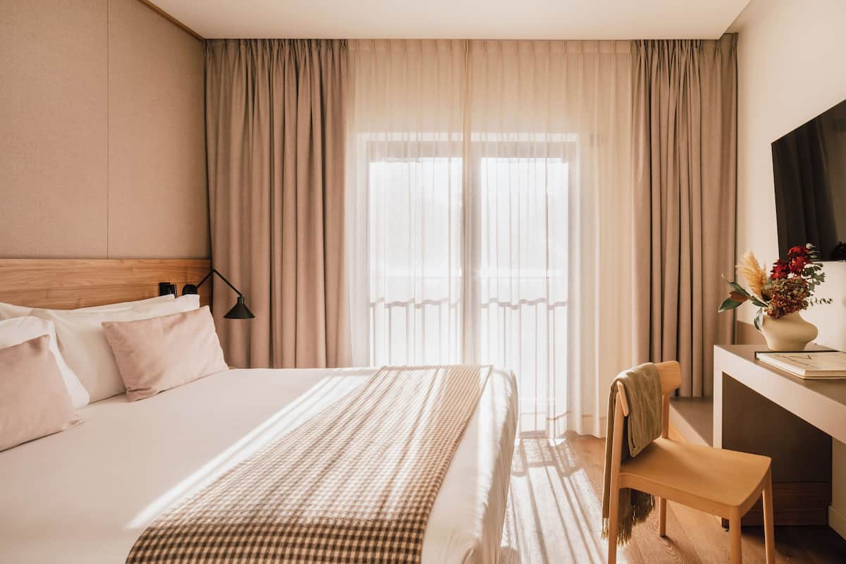 Minibar, WiFi (free), bed sheets