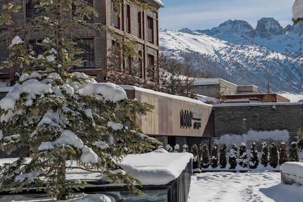 A snow-covered building with a mountain view in the background. - MIM Baqueira Member of Meliá Collection (Naut Aran)