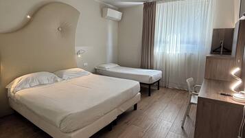 Deluxe Triple Room | Minibar, soundproofing, free WiFi, bed sheets