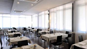 Daily continental breakfast (EUR 8.90 per person)