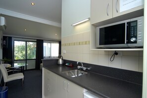 Frigorífico, microondas y cafetera o tetera