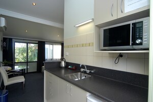 Geladeira, micro-ondas, cafeteira/chaleira