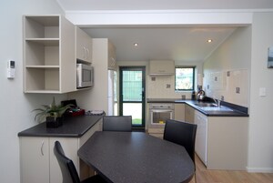 Apartamento, 2 quartos | Cozinha americana privada | Geladeira, micro-ondas, cafeteira/chaleira