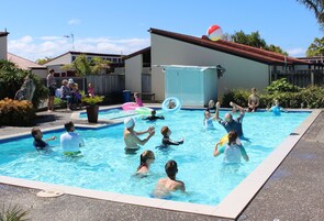 Una piscina al aire libre