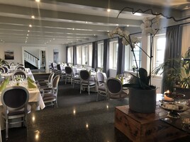 Se sirven cenas y cocina local (con vistas al mar)