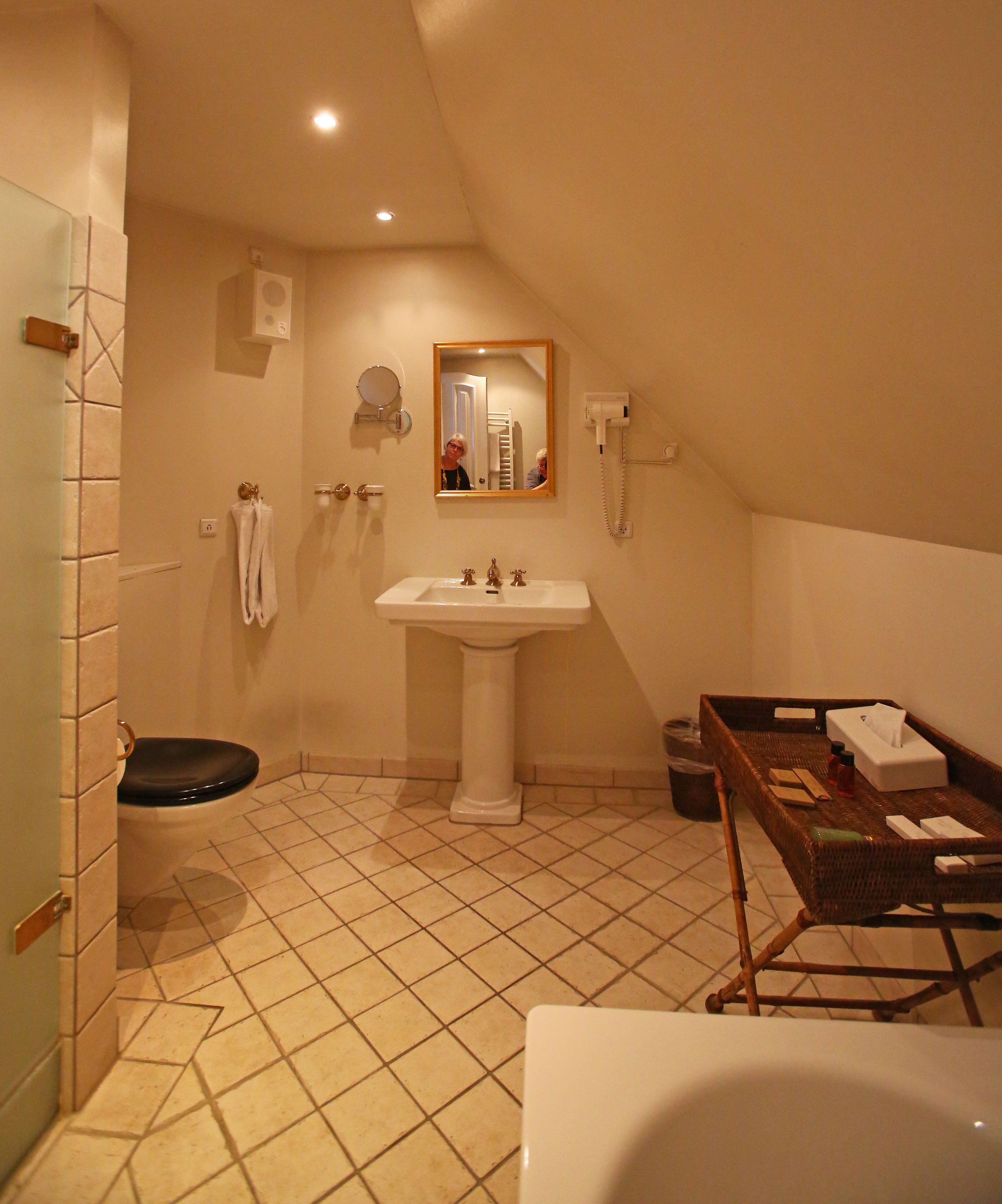 Un baño con inodoro, lavamanos y bañera.
