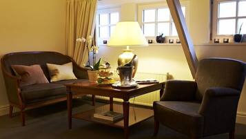 Suite, 1 kamar tidur | Area keluarga | Televisi 26-inci dengan saluran TV kabel