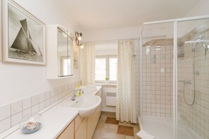 Comfort-huoneisto, 1 makuuhuone, keittiö, kaupunkinäköala | Kylpyhuoneen suihku