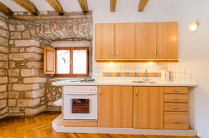 Comfort-Apartment, 1 Schlafzimmer, Küche, Stadtblick | Eigene Küche | Kühlschrank, Herdplatte, Wasserkocher, Kochgeschirr/Geschirr/Besteck