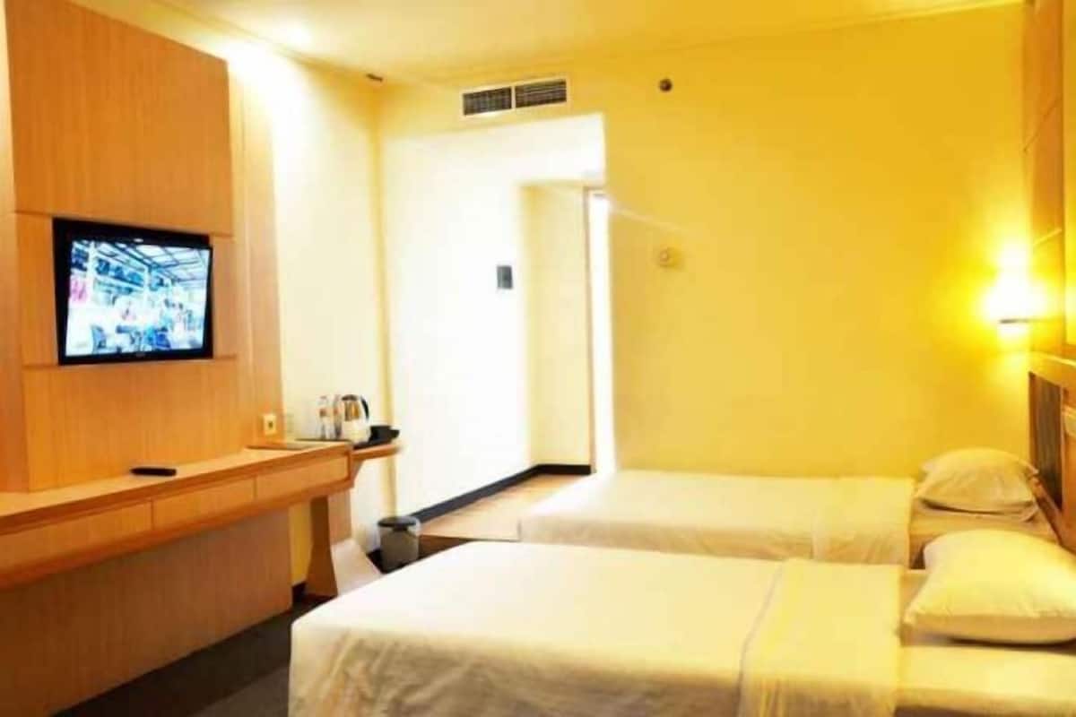 Desk, rollaway beds, free WiFi