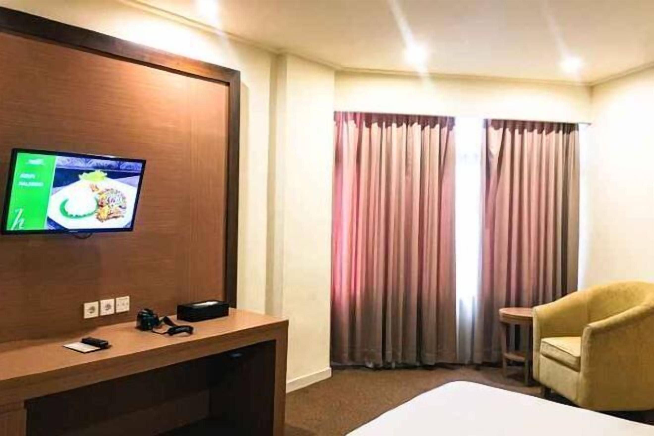 Desk, rollaway beds, free WiFi