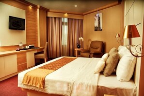 Executive Suite | Desk, rollaway beds, free WiFi - Hotel Horison Ultima Makassar (Makassar)