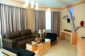 Executive Suite | Living room | TV - Hotel Horison Ultima Makassar (Makassar)