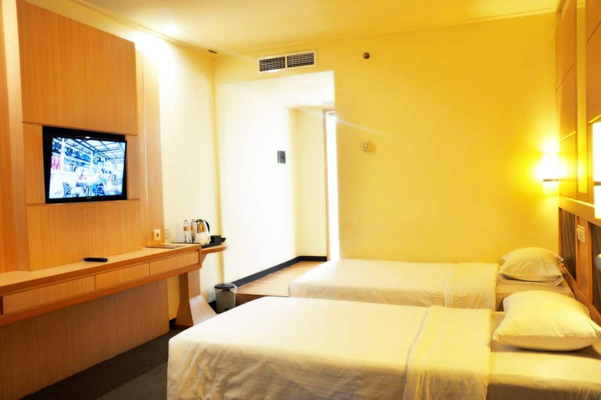 Superior Room | Desk, rollaway beds, free WiFi