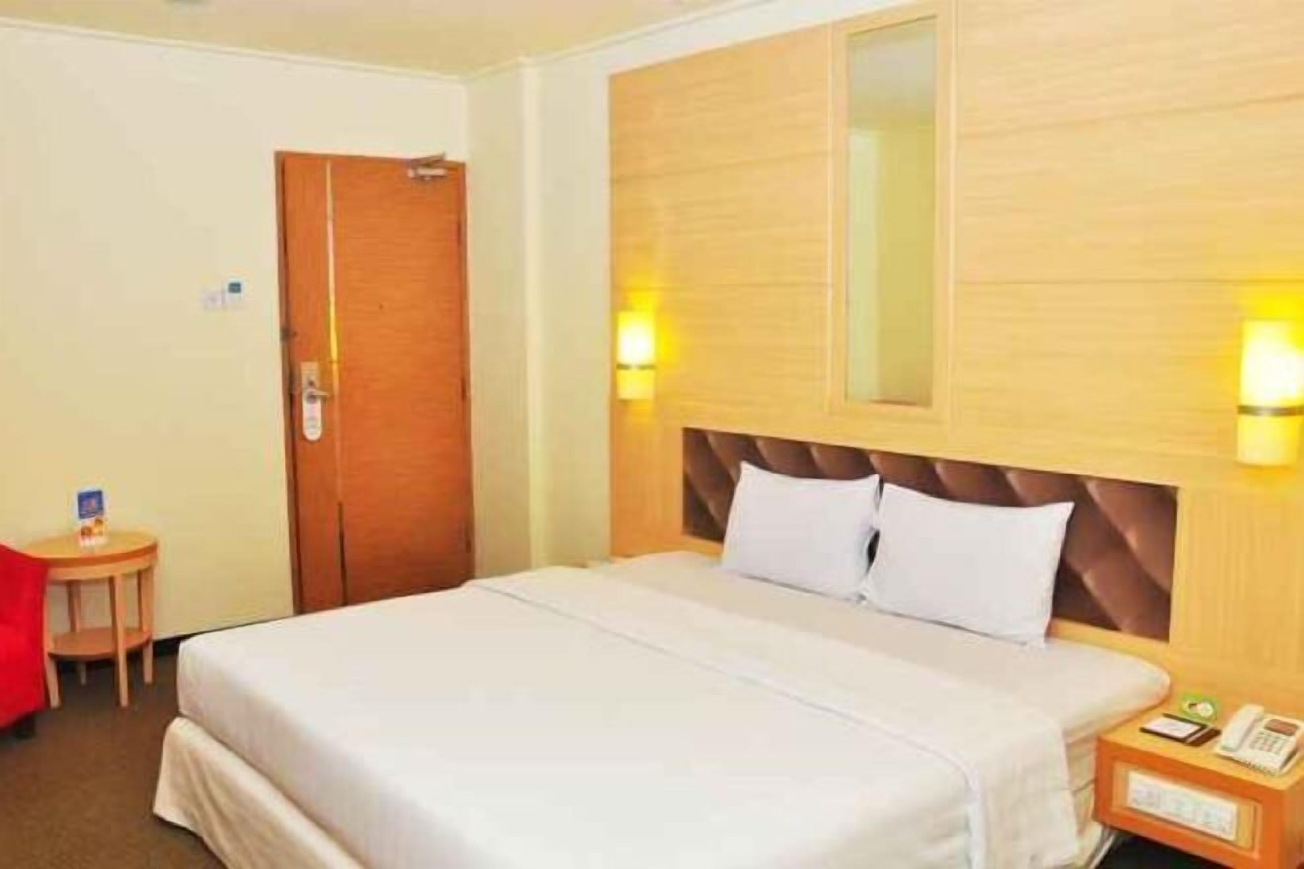 Desk, rollaway beds, free WiFi