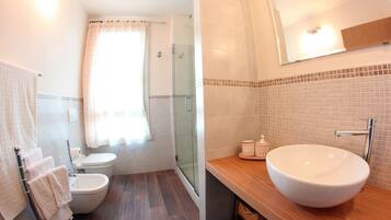 Standardlejlighed (for 4 people) | Badeværelse | Bruser, hårtørrer, bidet, håndklæder