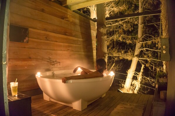 Indoor spa tub - Surf Lodge Posada Punta de Lobos (Pichilemu)