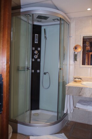Bathroom shower - Hotel La Villa (Requena)