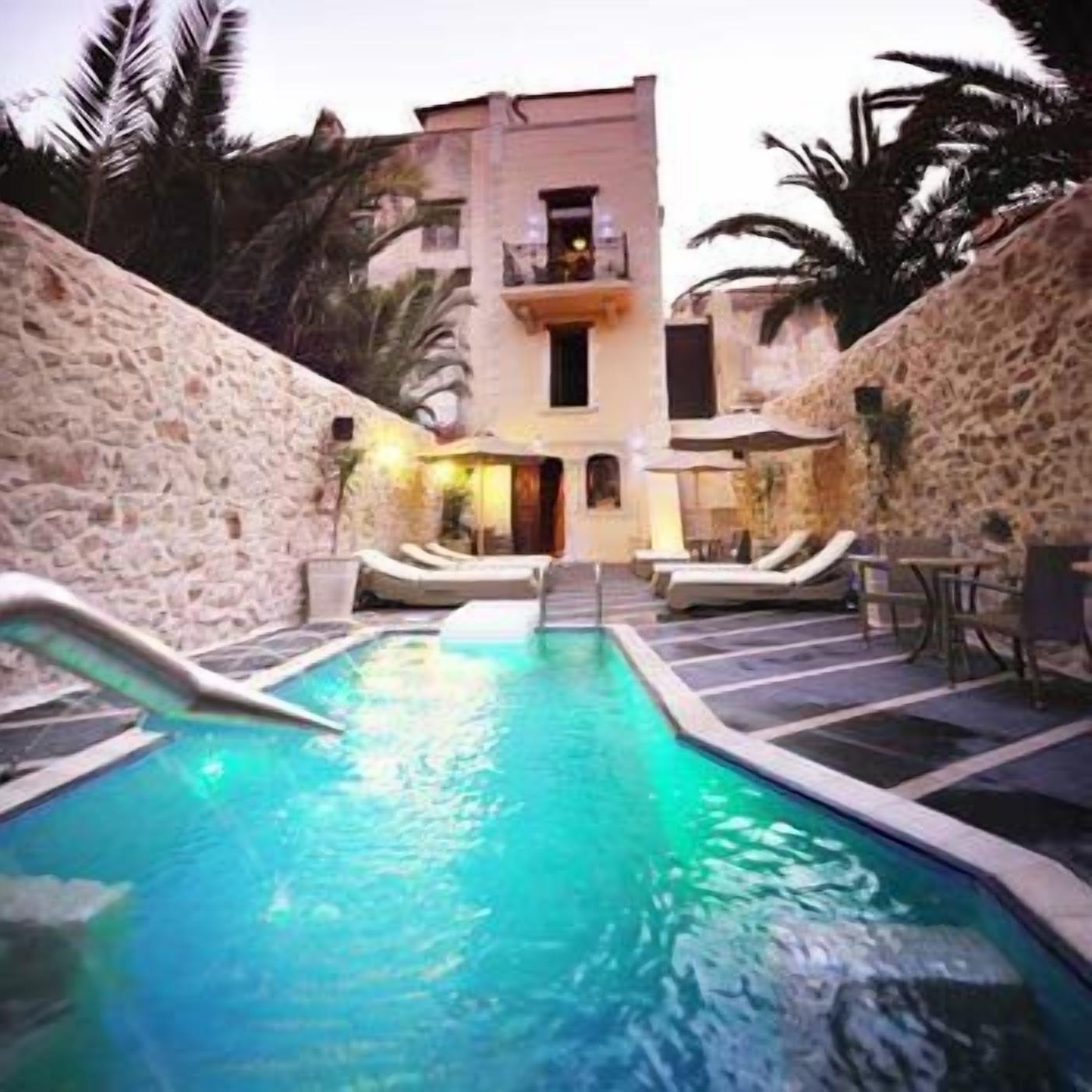 outdoor pool, open 9:00 am to 6:00 pm, pool loungers