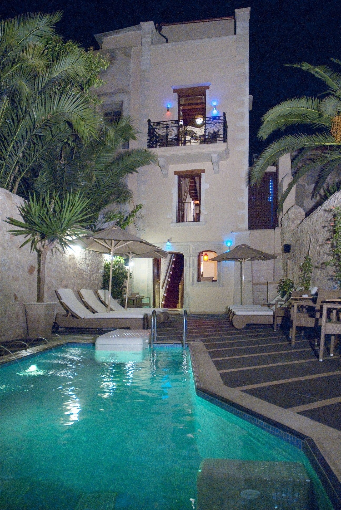 outdoor pool, open 9:00 am to 6:00 pm, pool loungers